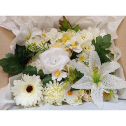 Kreativní box bílých umělých květů